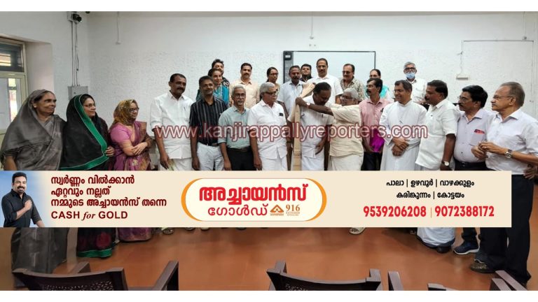 റോണി കെ ബേബിയെ പൂർവ്വവിദ്യാർത്ഥി സംഘടന ആദരിച്ചു